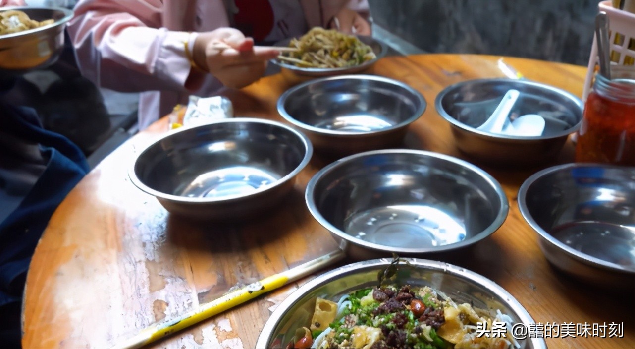 海口藏得最深的(de)海南(nan)粉，十幾年(nian)沒有(yǒu)招牌沒有(yǒu)們(men)臉，配(pei)海螺湯絕了(le)